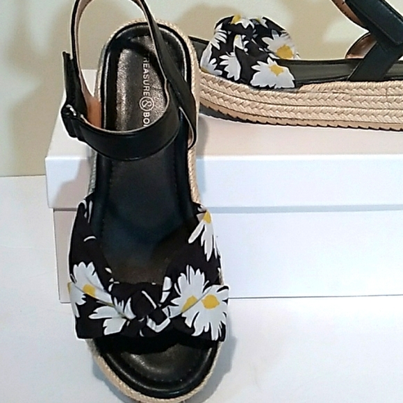 Cute Canvas Daisey Print Shoes with Velcro Close - Picture 2 of 9